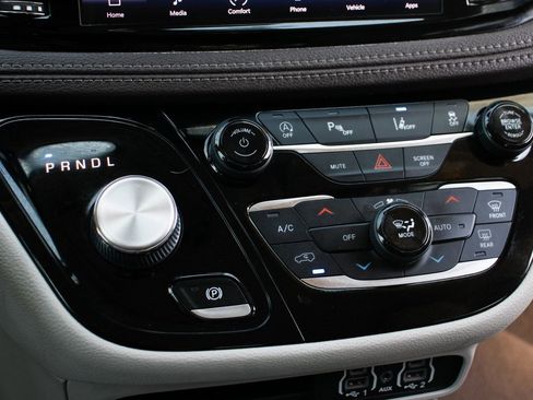 Used 2021 Chrysler Pacifica Touring w/ Uconnect Theater Family Group image 28