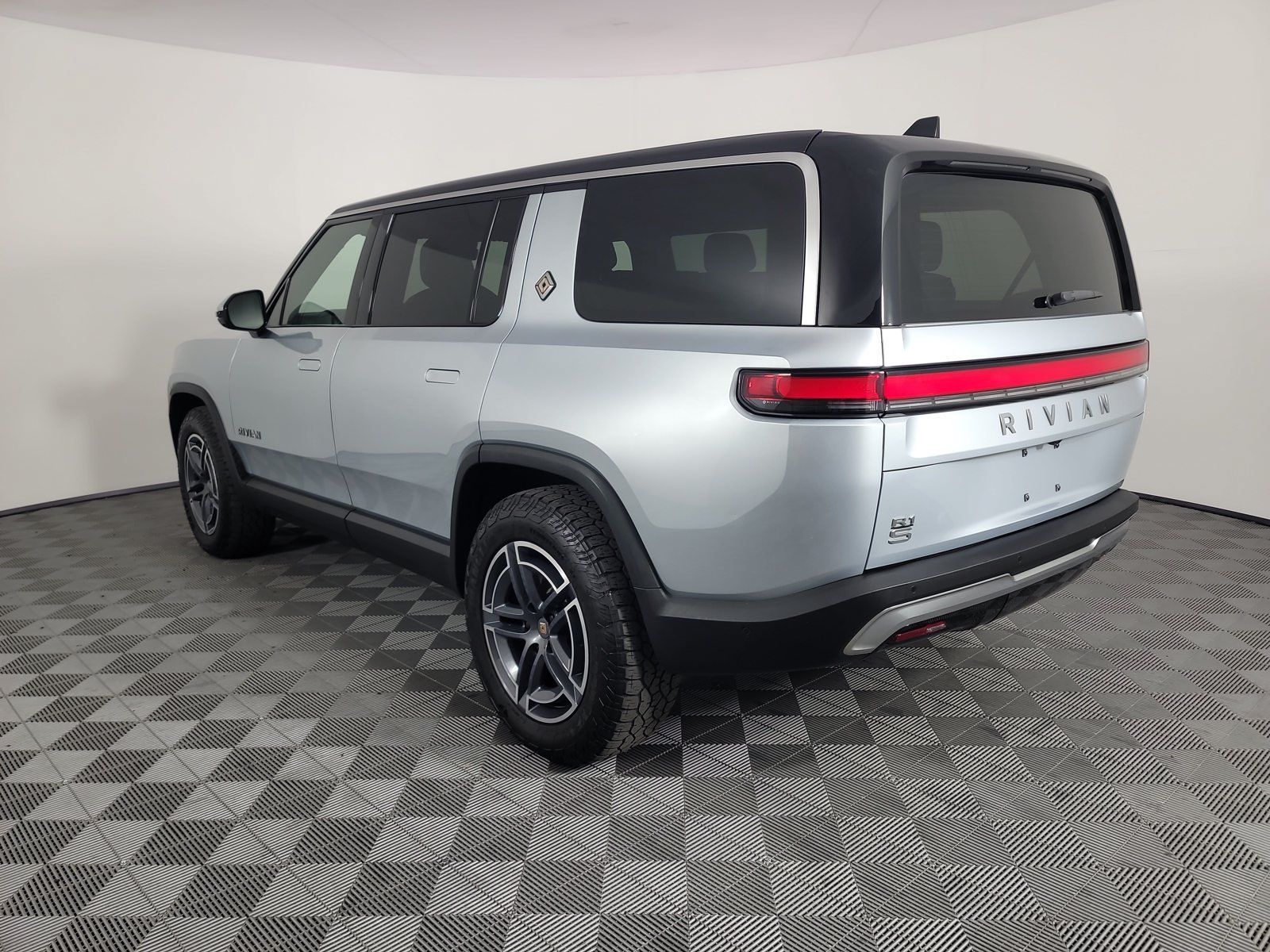 Used 2025 Rivian R1S Adventure Dual AWD/4WD image 3