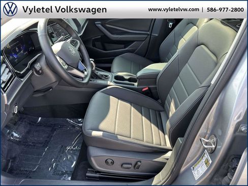 Certified 2024 Volkswagen Jetta SE w/ Panoramic Sunroof Package image 17