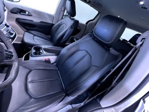 Used 2024 Chrysler Pacifica Touring-L image 14