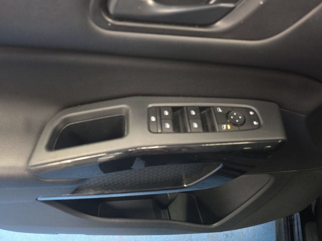 Used 2025 Nissan Pathfinder SV FWD image 22
