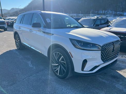 Used 2025 Lincoln Aviator Reserve w/ Equipment Group 201A image 3