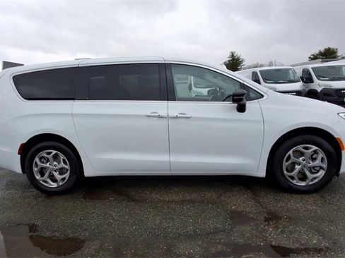 Certified 2024 Chrysler Pacifica Limited image 9