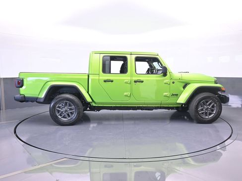 Used 2025 Jeep Gladiator Sport AWD/4WD image 7