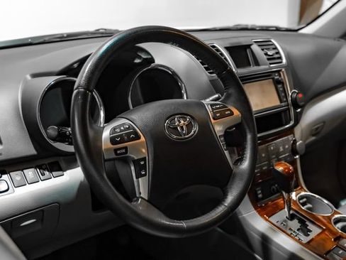 Used 2013 Toyota Highlander Limited FWD image 19