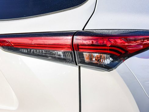 Used 2023 Toyota Highlander LE FWD image 24