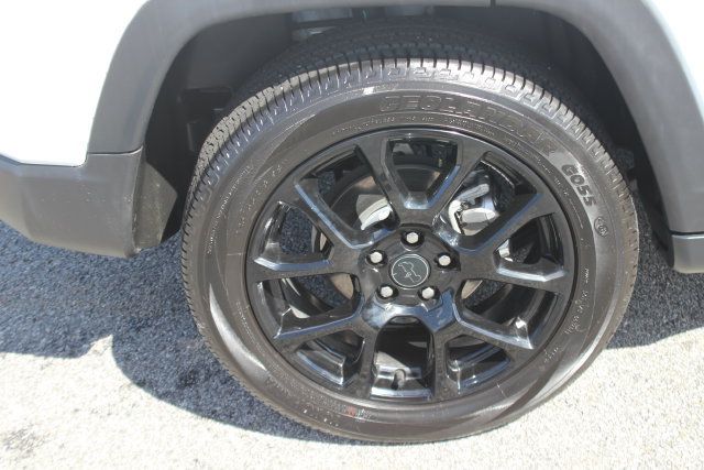 Used 2025 Jeep Compass Latitude w/ Convenience Group AWD/4WD image 35