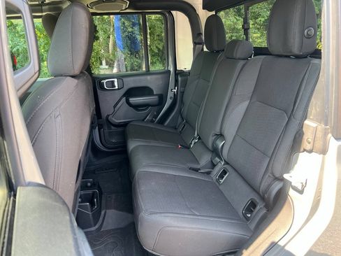Used 2023 Jeep Gladiator Sport AWD/4WD image 11