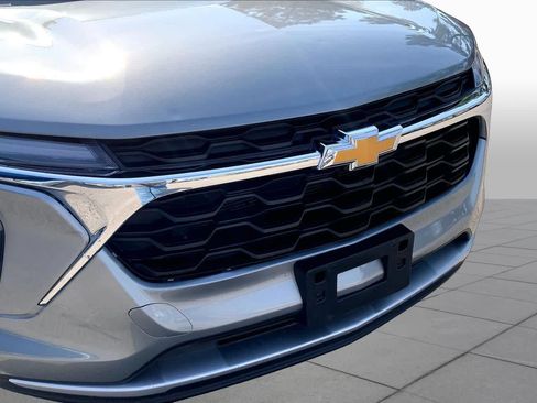 Used 2025 Chevrolet Trax LT FWD image 30
