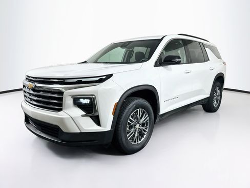 Used 2025 Chevrolet Traverse LT FWD image 3