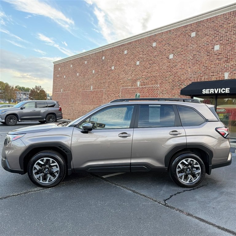 Used 2025 Subaru Forester Premium AWD/4WD image 2
