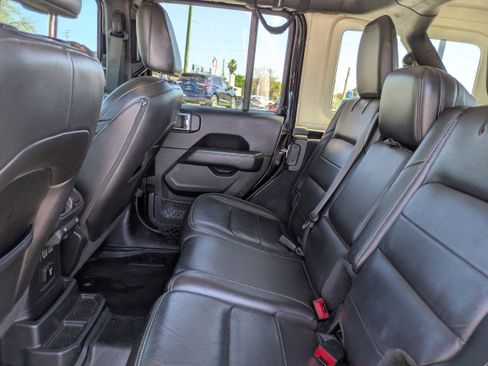Used 2019 Jeep Wrangler Unlimited Sahara image 17