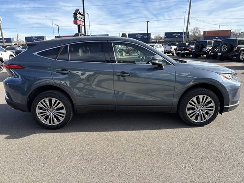 Used 2021 Toyota Venza image 6