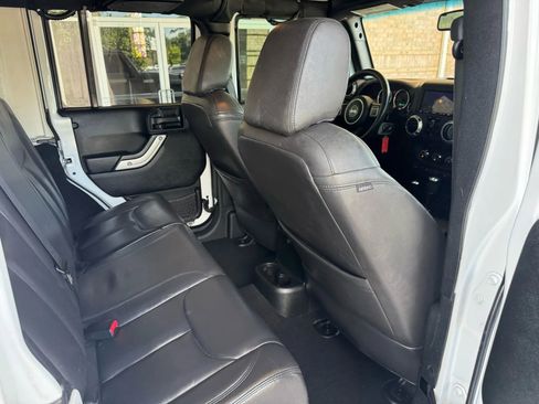Used 2016 Jeep Wrangler Unlimited Sahara w/ Connectivity Group image 19
