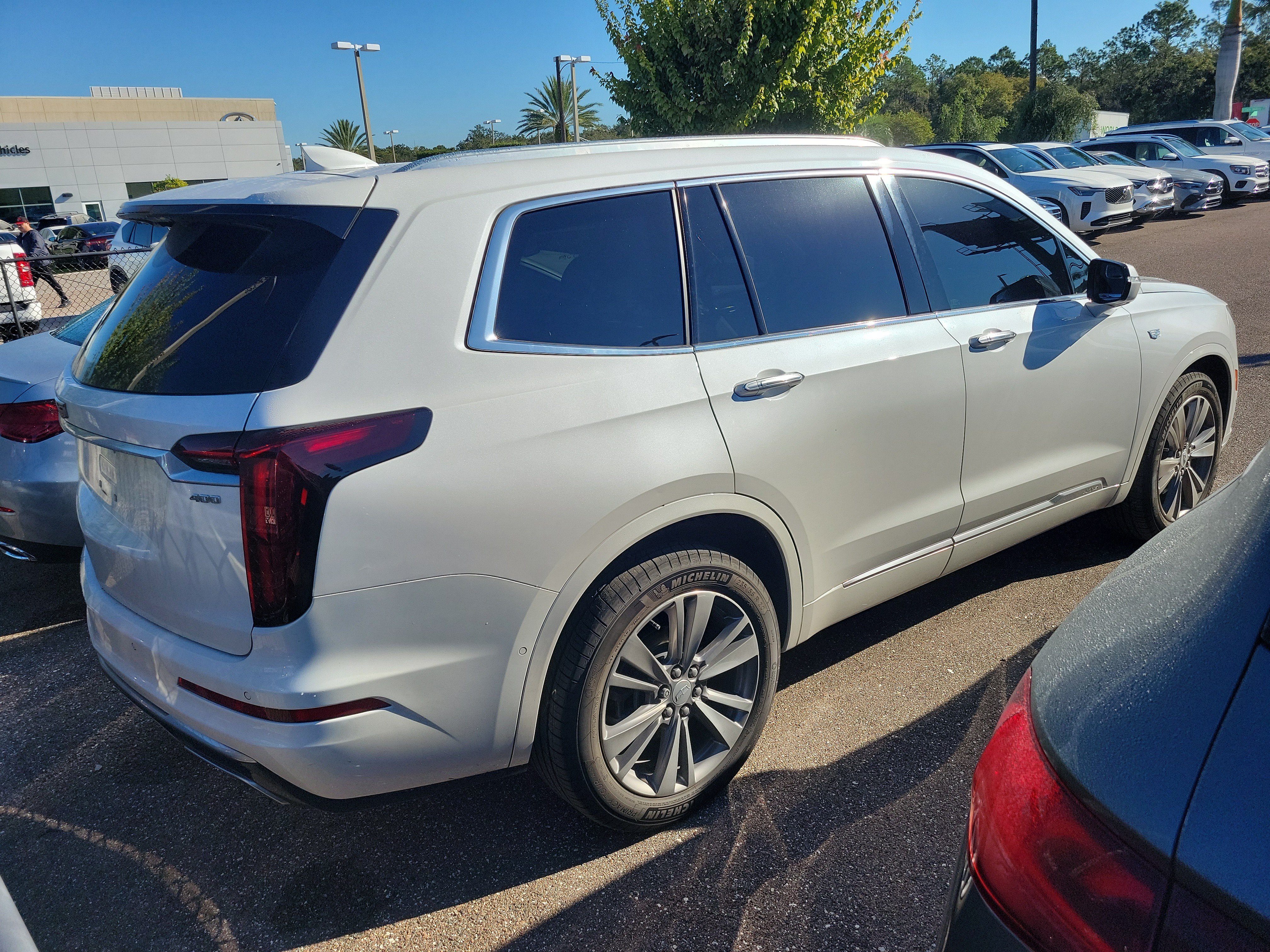 Used 2022 Cadillac XT6 Premium Luxury w/ Technology Package AWD/4WD image 3