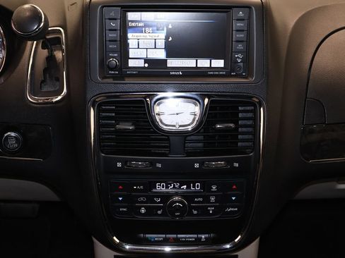 Used 2016 Chrysler Town & Country Touring w/ Driver Convenience Group FWD image 27