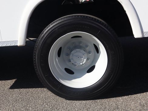 Used 2018 Ford F550 2WD Regular Cab Super Duty image 35