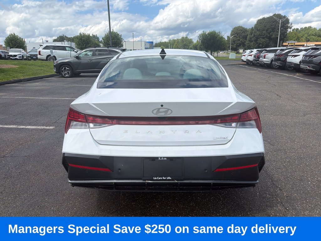 Used 2024 Hyundai Elantra Limited FWD image 5