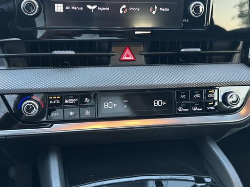 Certified 2025 Kia Sportage LX AWD/4WD image 18