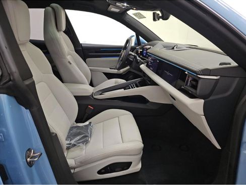 Used 2025 Porsche Macan Electric w/ Premium Package image 8