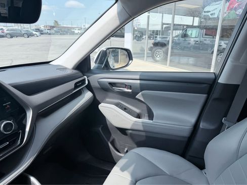 Used 2023 Toyota Highlander XLE image 32