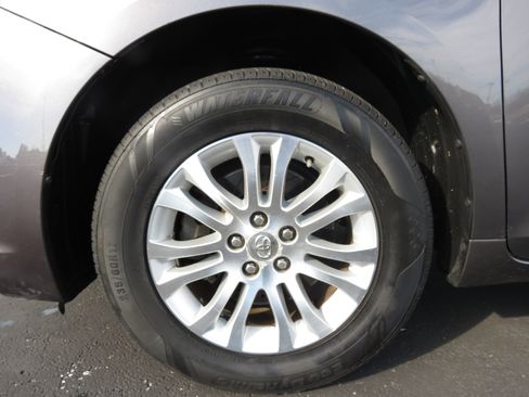 Used 2012 Toyota Sienna XLE image 45