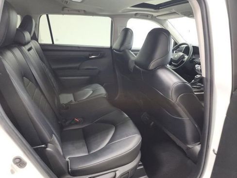 Used 2022 Toyota Highlander XLE image 17