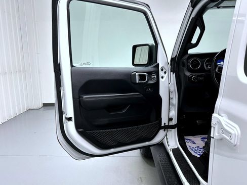 Used 2019 Jeep Wrangler Unlimited Sahara AWD/4WD image 9