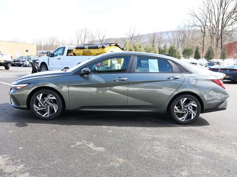 Used 2025 Hyundai Elantra SEL image 4