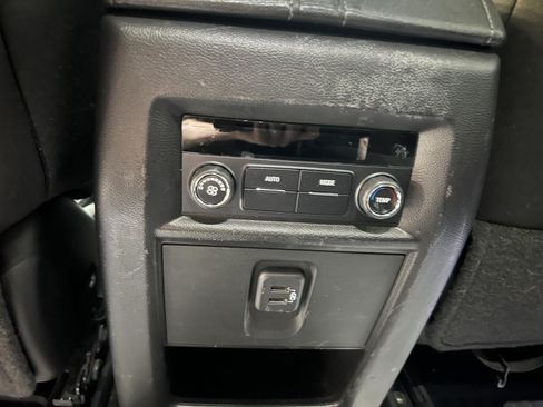Used 2023 Chevrolet Traverse LT FWD image 23