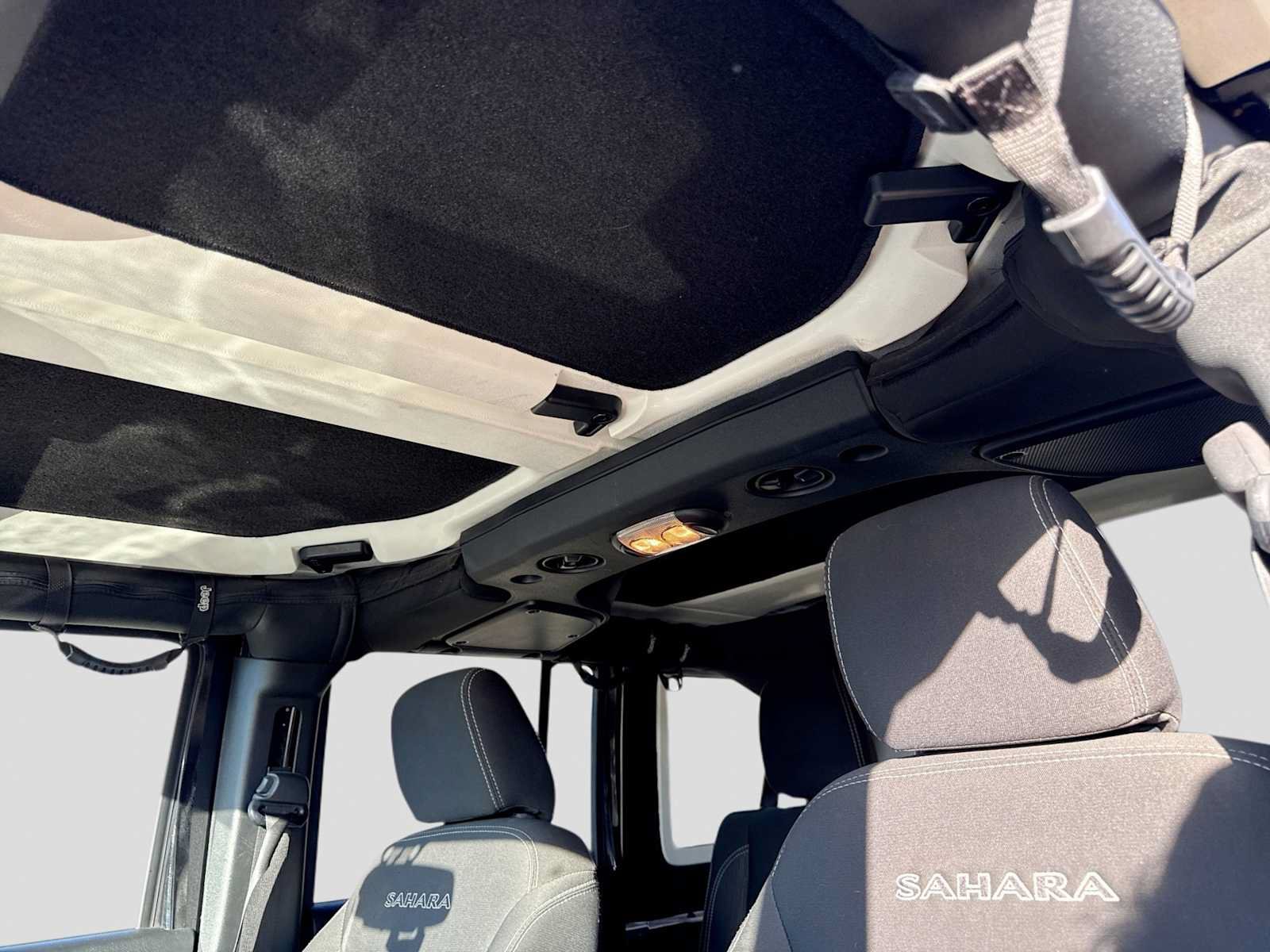 Used 2018 Jeep Wrangler Unlimited Sahara w/ Connectivity Group AWD/4WD image 10