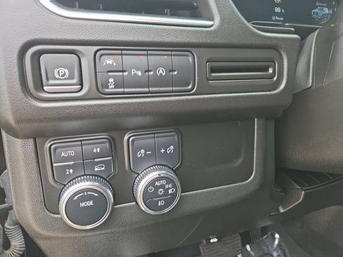 Used 2024 GMC Yukon SLT AWD/4WD image 20