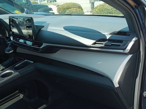 Used 2021 Toyota Sienna XLE AWD/4WD image 22