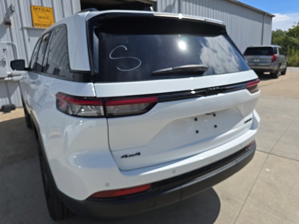 Used 2023 Jeep Grand Cherokee Limited w/ Black Appearance Package AWD/4WD image 6