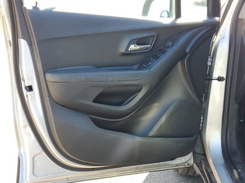Used 2019 Chevrolet Trax LT w/ LT Convenience Package FWD image 9