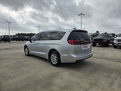 Used 2024 Chrysler Pacifica Touring-L FWD image 3