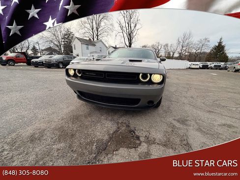 Used 2019 Dodge Challenger SXT image 1