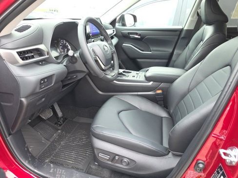 New 2026 Toyota Highlander XLE image 8