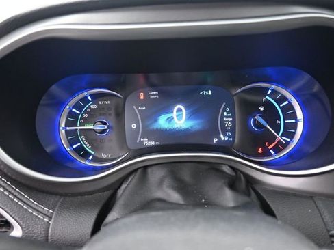 Used 2023 Chrysler Pacifica Touring-L FWD image 18