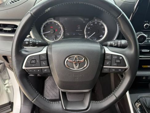 Used 2023 Toyota Highlander XLE image 16