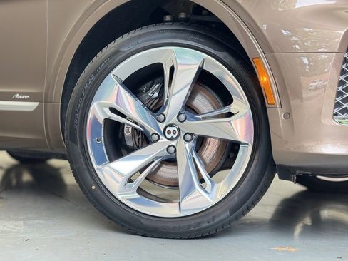 Used 2025 Bentley Bentayga image 30
