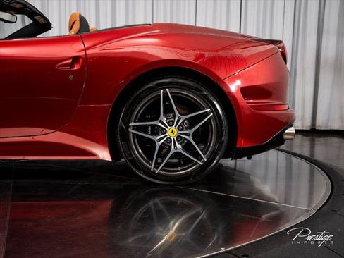 Used 2017 Ferrari California T RWD image 20