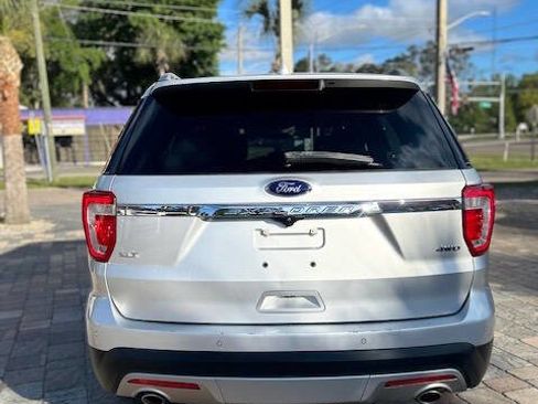 Used 2017 Ford Explorer XLT image 11