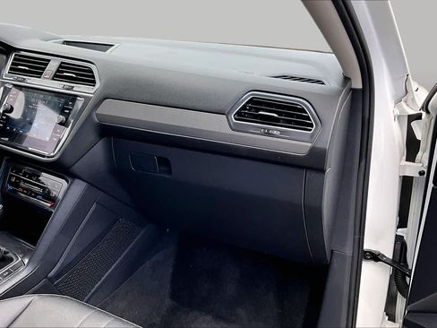 Used 2023 Volkswagen Tiguan SE w/ Panoramic Sunroof Package FWD image 17