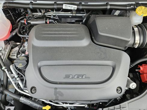 Used 2025 Chrysler Pacifica Select image 32