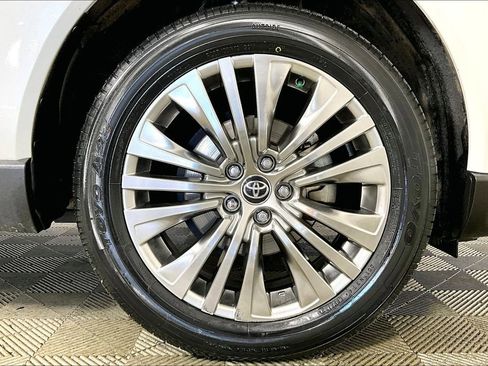 Used 2023 Toyota Venza Limited image 8