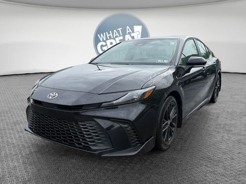 Used 2025 Toyota Camry SE FWD image 8