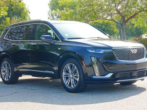 Used 2025 Cadillac XT6 Premium Luxury w/ Technology Package FWD image 6