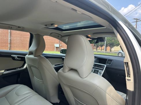 Used 2017 Volvo V60 T5 Premier w/ Convenience Package FWD image 26