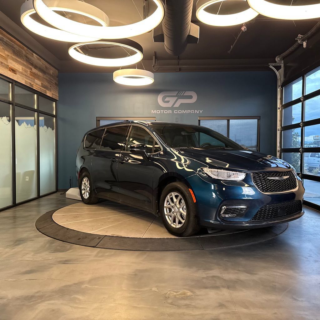 Used 2025 Chrysler Pacifica Select FWD image 1